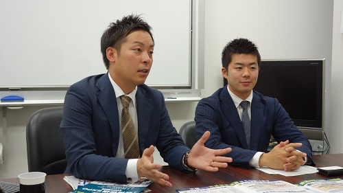 左：VCOM営業責任者の高澤充氏　　　右：VCOM事務局の近藤直暉氏
